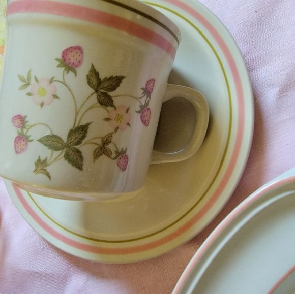 7 pc Vintage Strawberry Dish Setting Mismatched Setting - Picture 4 of 16